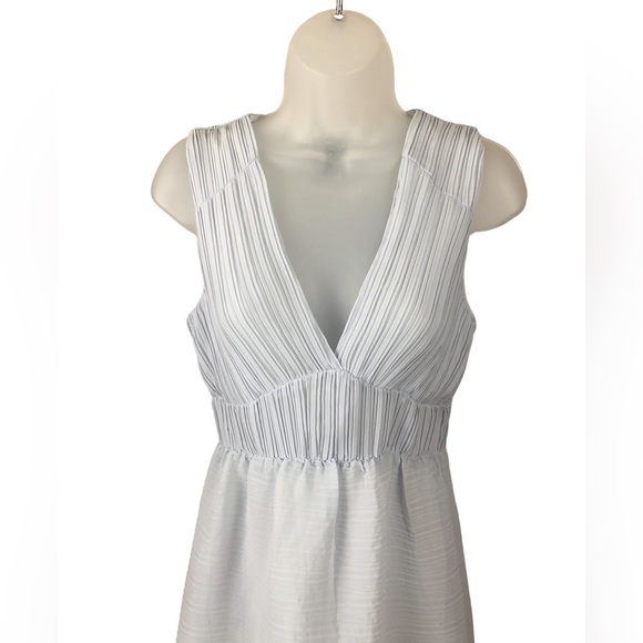 DRESS - Women's H&M Light Baby Blue Gauzy Sleeveless Textured Sundress. Size 6 - Picture 3 of 14